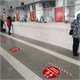 Наклейка напольная "ДЕРЖИТЕ ДИСТАНЦИЮ-ОЖИДАЙТЕ ТУТ", красная, 500х500 мм, самоклеящаяся, КП11 610856
